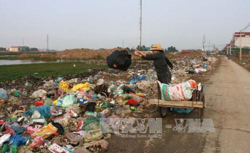 'Núi rác' bủa vây, người dân lo ngại ô nhiễm môi trường và dịch bệnh